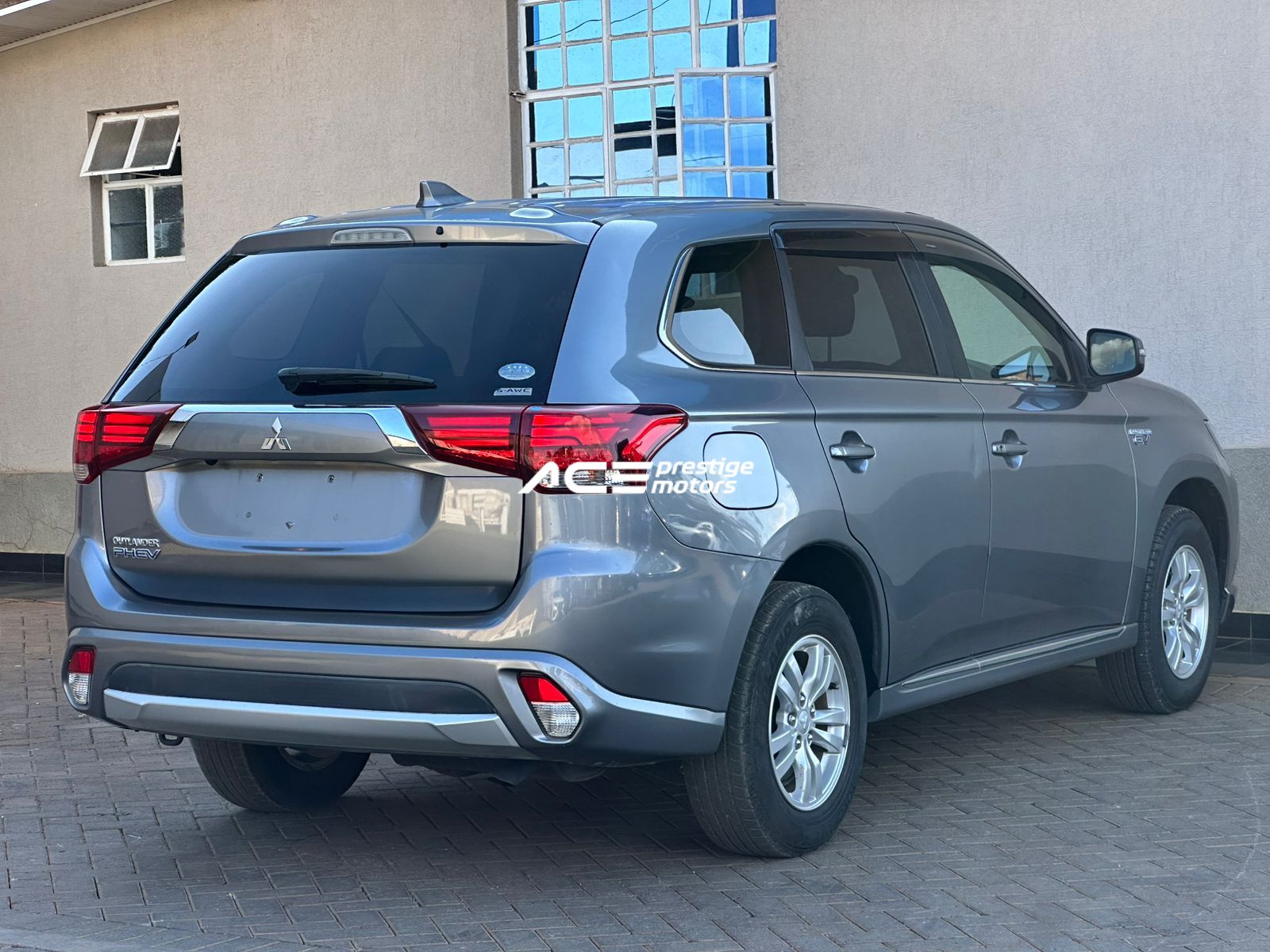 Image of Mitsubishi Outlander PHEV YOM - 2017